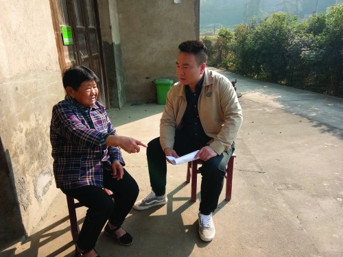 王梦凯扶贫一线展风采