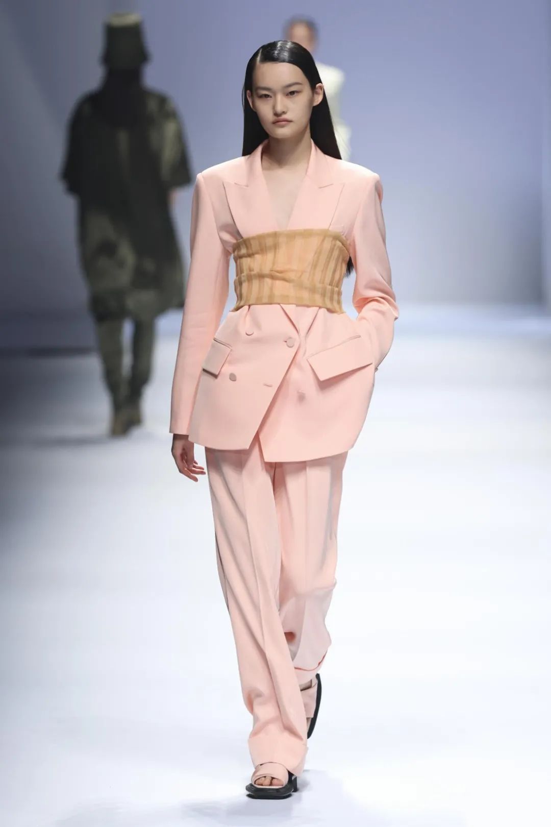 2023秋冬上海时装周秀场设计,2020春夏上海时装周展会分析