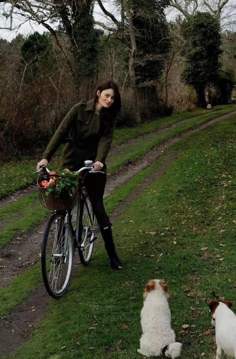 养十几只狗狗博主,网红养小土狗日常