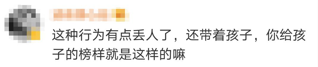 女子带孩子买鞋用计算器假装付款,女子给孩子买鞋用计算器假装付款