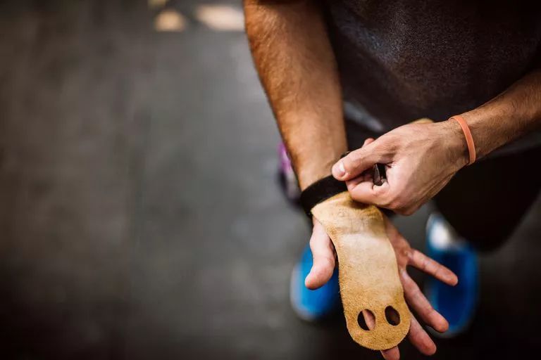 健身老茧反复增生怎么办,健身撸铁肌肉特别疼咋缓解