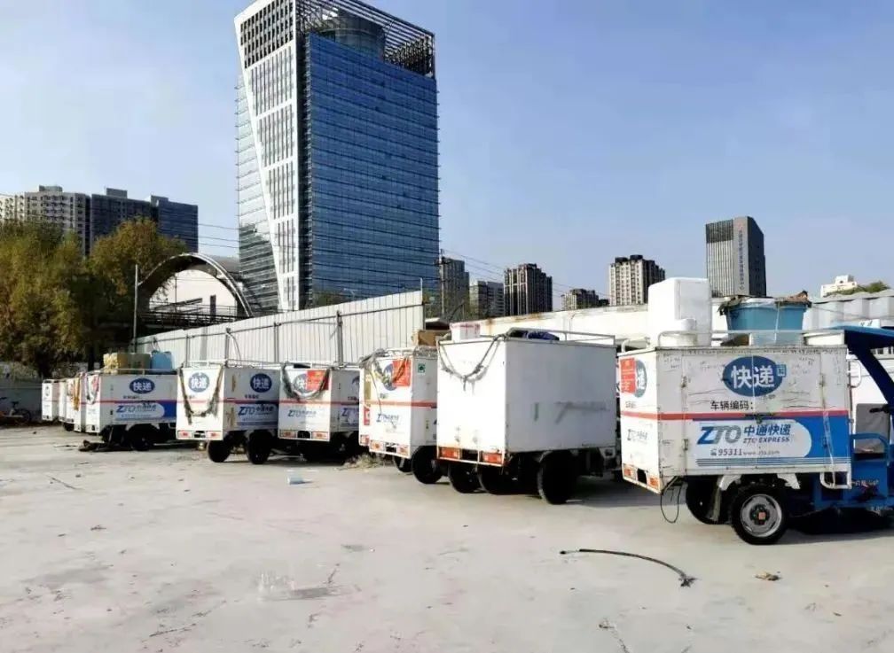 快递大面积停摆官方回应,北京中通多个快递点快件积压