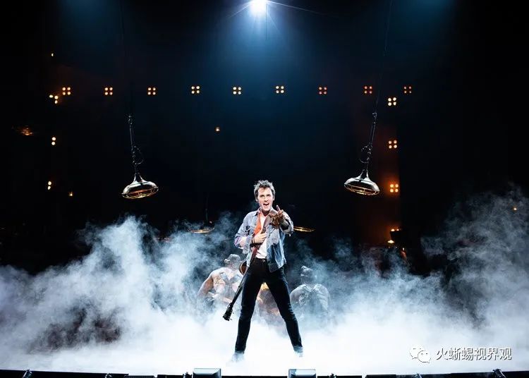 百老汇剧院舞台布景,唯一一个中国设计师