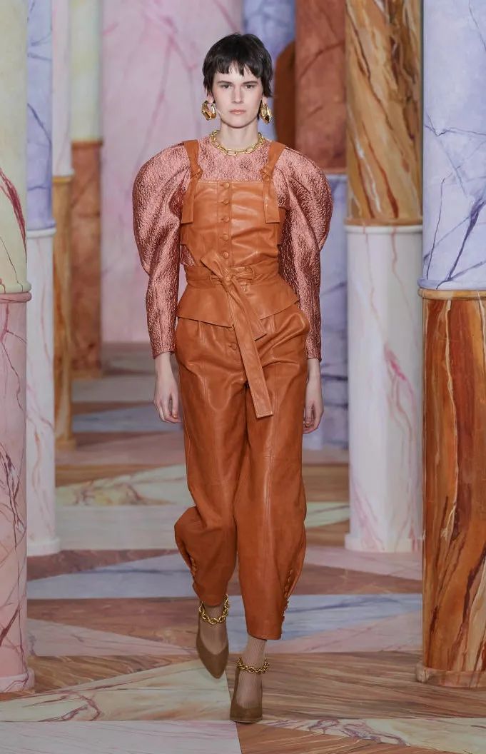 一篇搞懂无纺布墙纸,皮革面料的区别