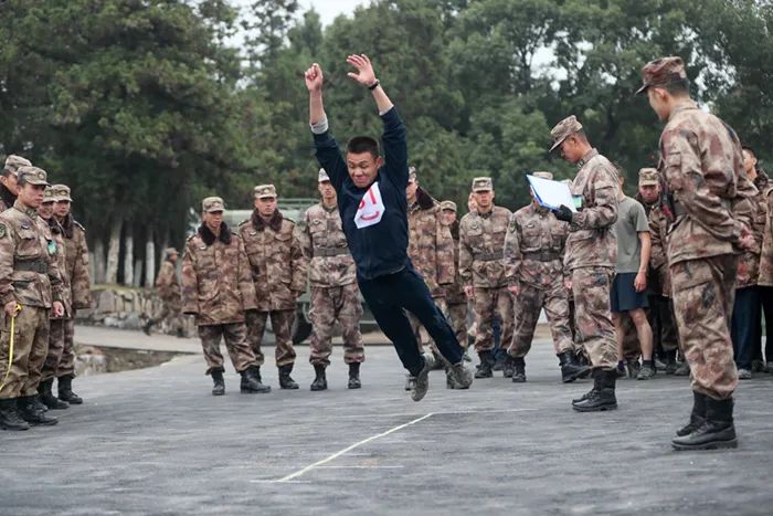 寒风中的他们完整版,寒风中他们一直在坚守