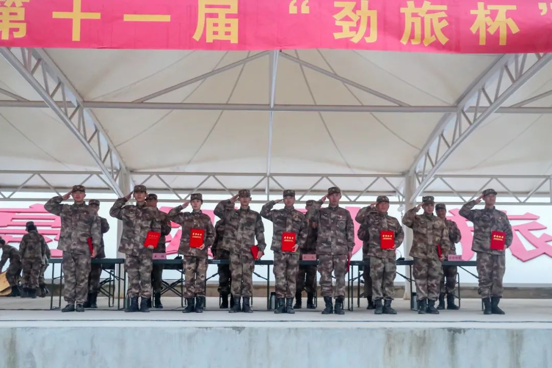 寒风中彼此鼓励,寒风中它们依然是城市的守护者