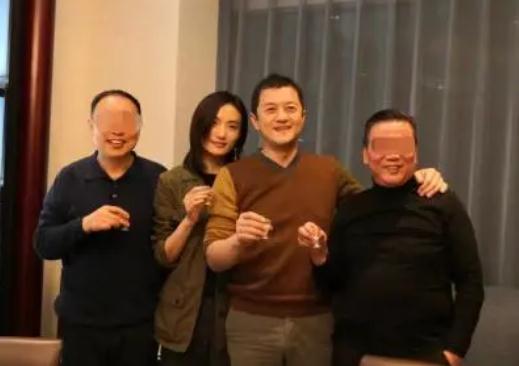 李亚鹏正式见小19岁新欢亲友,李亚鹏罕见秀恩爱无惧19岁年龄差