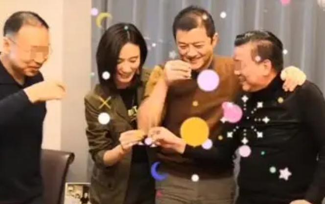 李亚鹏正式见小19岁新欢亲友,李亚鹏罕见秀恩爱无惧19岁年龄差