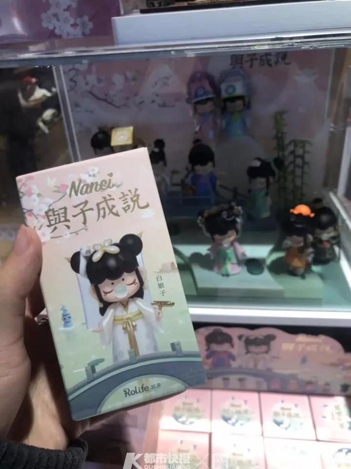 标价59元成本17元,半年卖出8个亿!年轻人买上瘾的这种娃娃,本周五要上市了