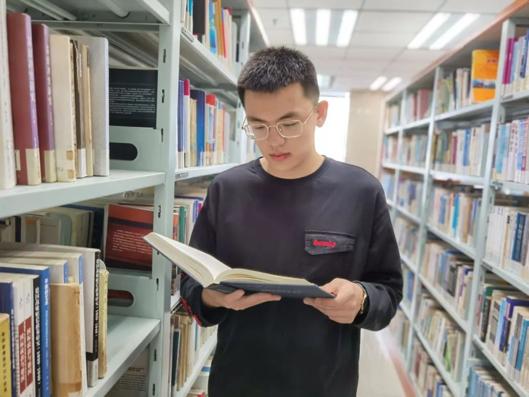 向优秀看齐向榜样靠拢,向优秀的前辈们看齐