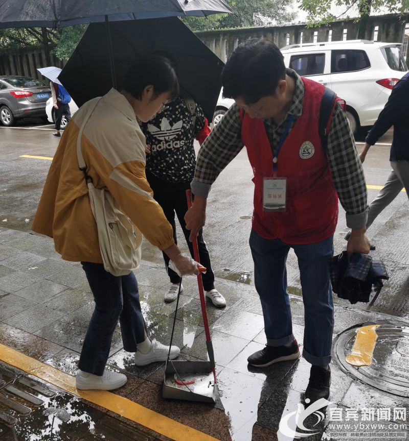 以“挑刺”为荣这群“红马甲”很自豪