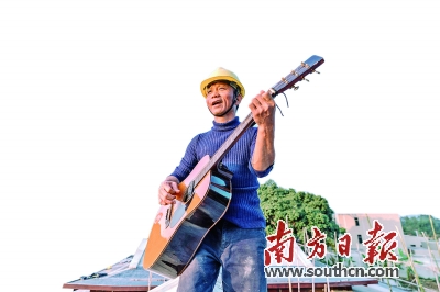 工地吉他男神黄金一百秒,工地吉他男神