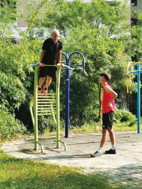 「申花梯队球员家长的陪读故事」从不喜欢足球到狂热爱好者，他们因何与申花结缘？