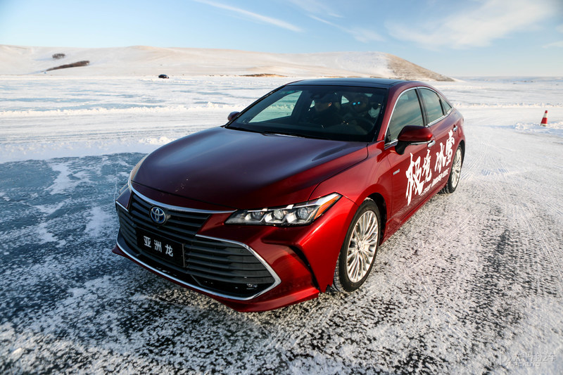 在冰天雪地里飙车,在冰路上飙车