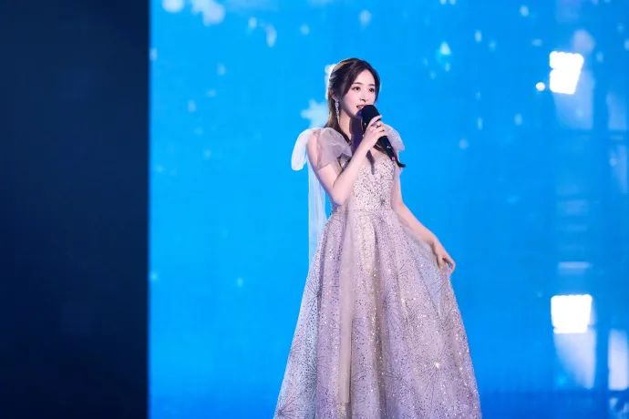 从顶流主持到无人问津,从顶流跌落到低谷