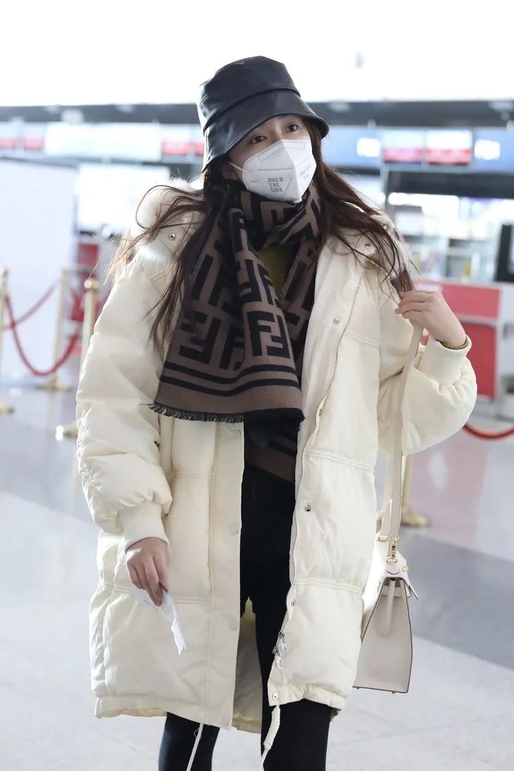 配饰狂|程潇的大牌围巾，logo特大但不显老