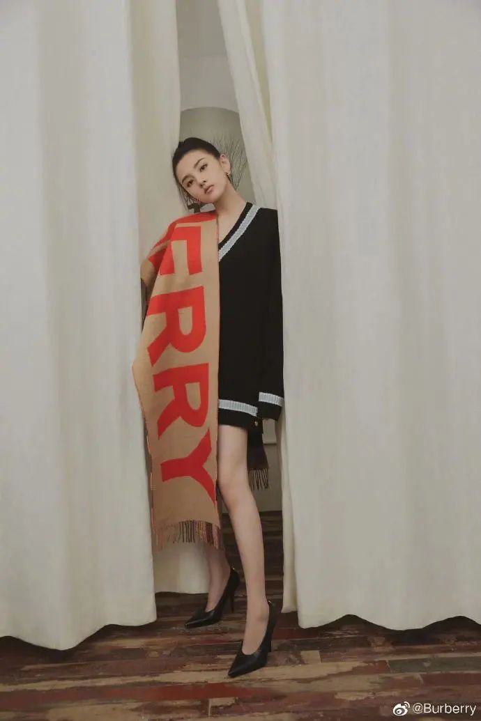 配饰狂|程潇的大牌围巾，logo特大但不显老