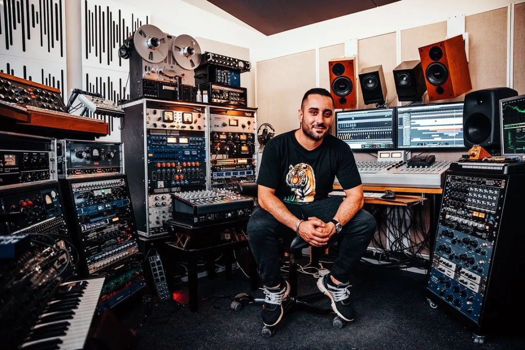 这名扎根意大利的Techno明星因被其父亲刺伤而住院