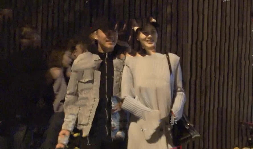 53岁侯勇携90后三婚妻子现身，娇妻衣着宽松疑有孕，两人甜蜜似热恋