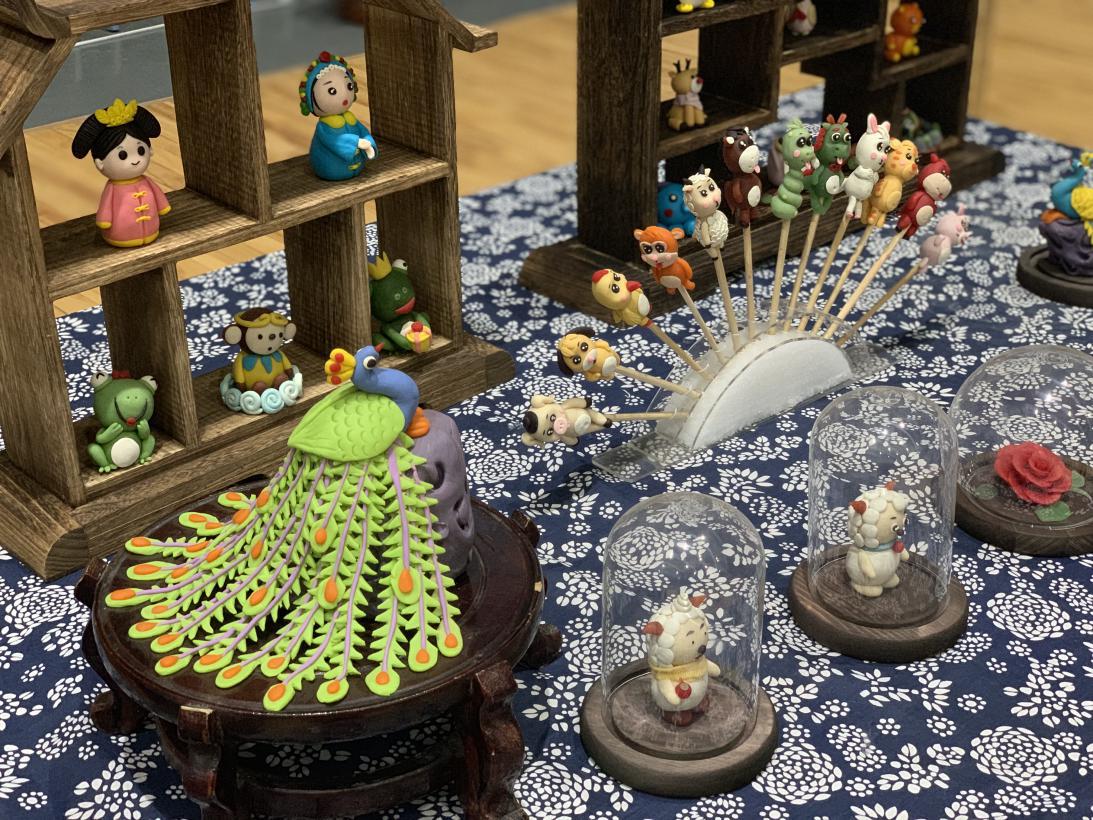 为校园添色彩,为校园生活增添一丝色彩