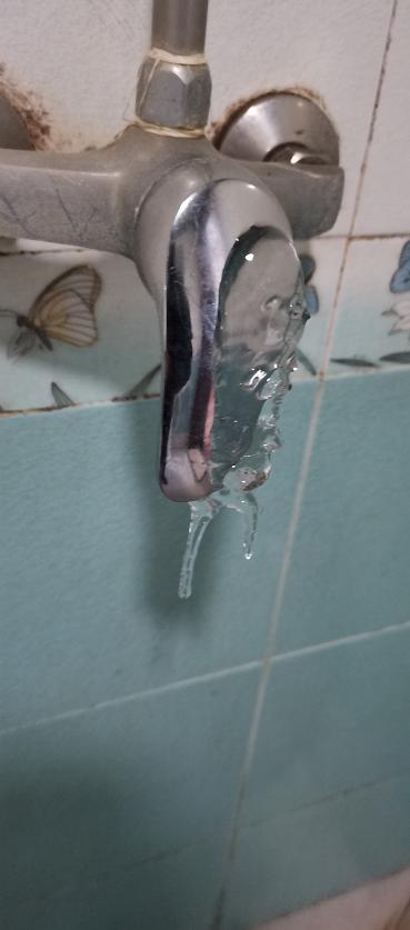 大连两座大厦三年未供暖：业主头发结冰，烤水龙头防冻官方回应