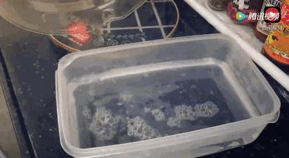 冰箱胶条发霉用小苏打,冰箱的胶条发霉难清洗教你一绝招