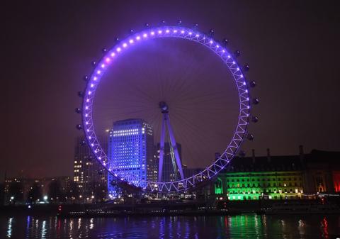 英国各地建筑亮起紫灯悼念在纳粹集中营遇难数百万人