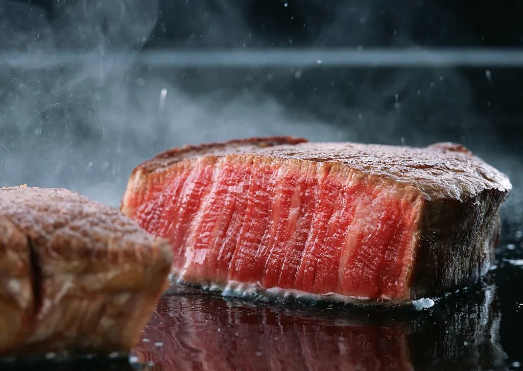 胶水粘的牛排,10块钱一块的圆形牛排