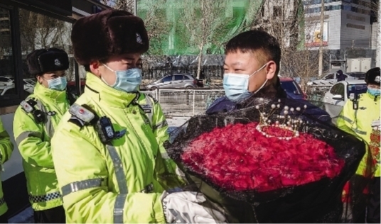 男子向男交警求婚,小伙向女交警求婚视频