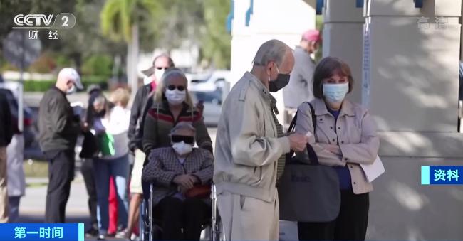 假装给老人打疫苗,年轻人假扮老人打疫苗