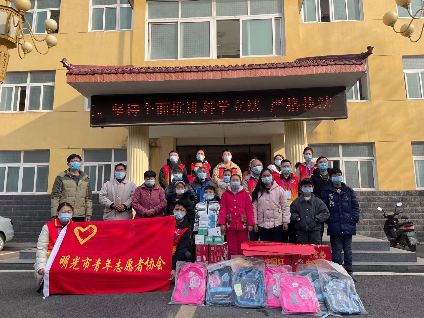 一抹暖心志愿红,一抹志愿红温暖群众心