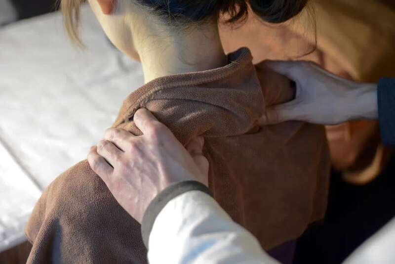 低头玩手机颈椎痛怎么缓解,低头玩手机会导致颈椎出哪些问题