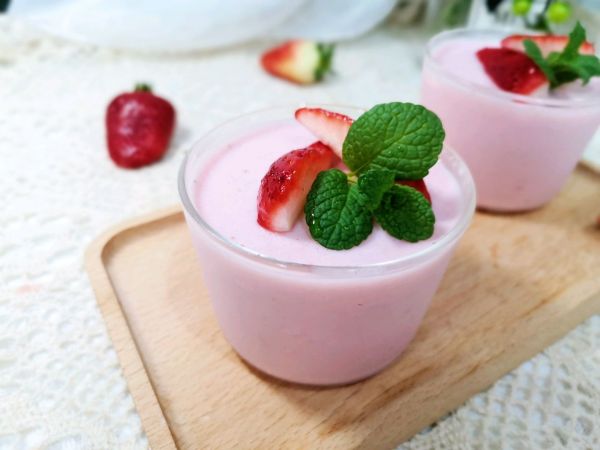 春日甜品制作教程草莓蛋奶布丁,自制软嫩q弹的草莓布丁