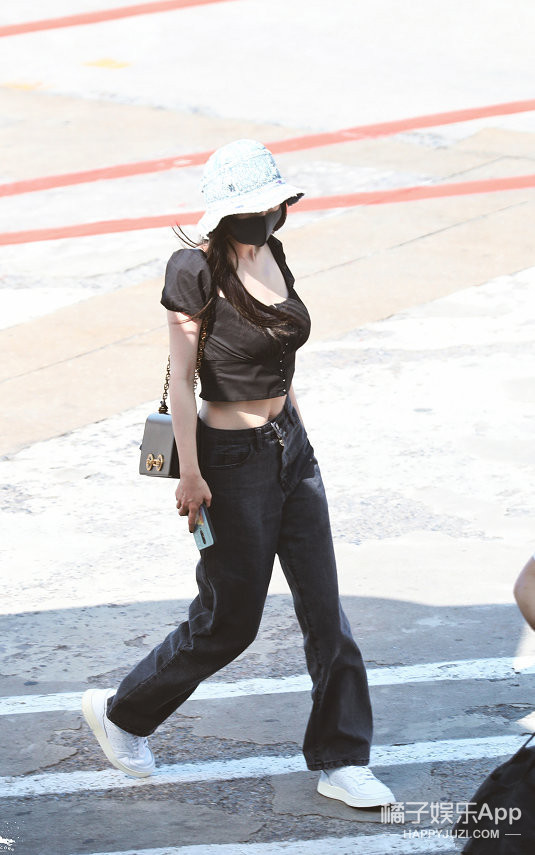 杨幂漫画腰事件慌忙道歉,杨幂挑战漫画腰道歉