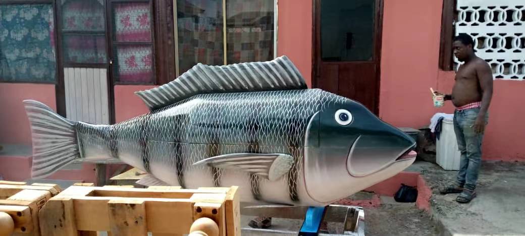 你好非洲丨汽车、玉米、一条鱼……这些造型奇特的棺材，是他们对逝者的尊重与祝福