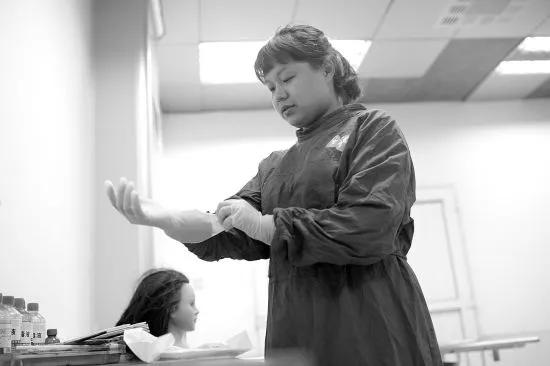 中国入殓师：被问工作就说是民政部门，摸着尸体像冰啤，化妆时逝者眼睛突然睁开