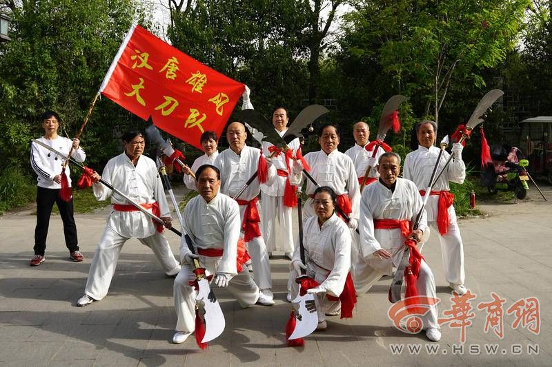 大刀舞老年人,70岁老头跳广场舞带徒弟