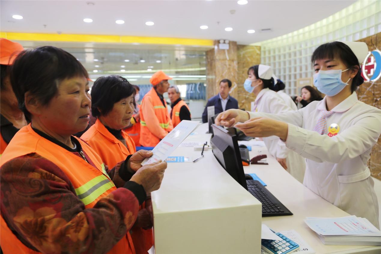 南阳同城商业联盟开展公益爱心活动：免费为环卫工体检