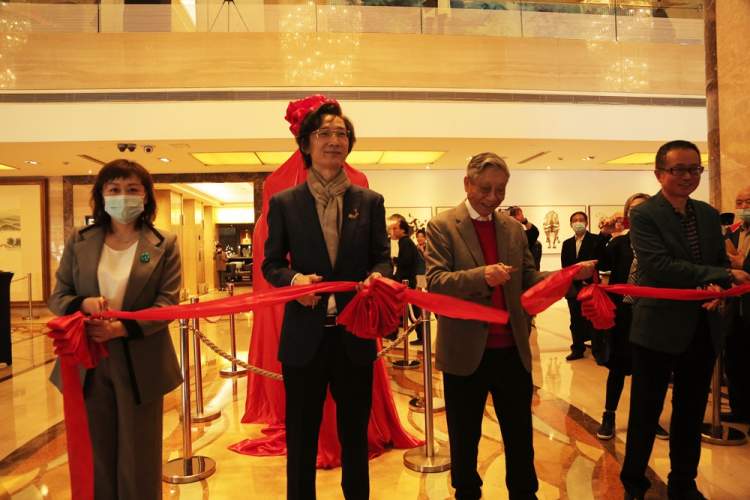 一家开业30年的宾馆为何要同时举办两场美术馆级别大展？