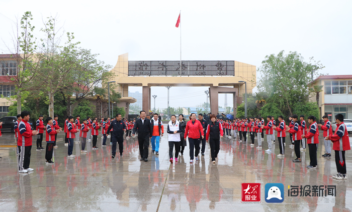 世界冠军组团来袭,世界冠军回学校参加运动会