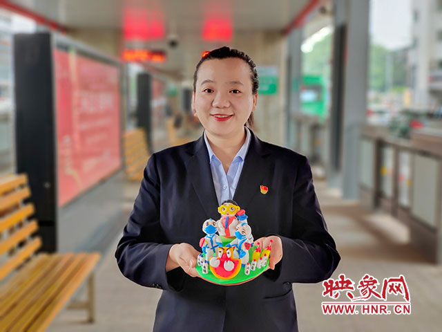 唐宫小姐姐“溜”进了郑州公交站台?站务长制作“唐小妹”赠乘客