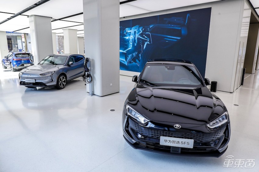 重庆试驾华为版增程电动车：动力不输百万级跑车，华为音响上档次