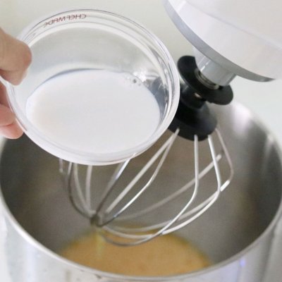 今天来做个足球翻糖蛋糕,早上来一碗红糖鸡蛋