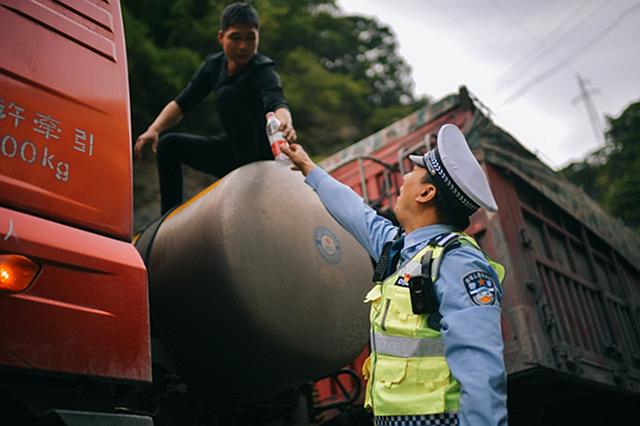 高速交警辅警的一天,高速交警上班的一天