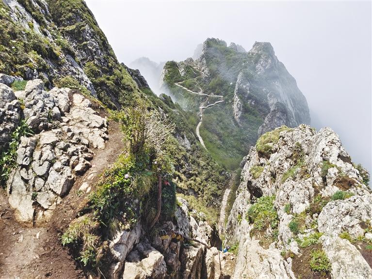 人间仙境莲花山,莲花山观景台半山腰