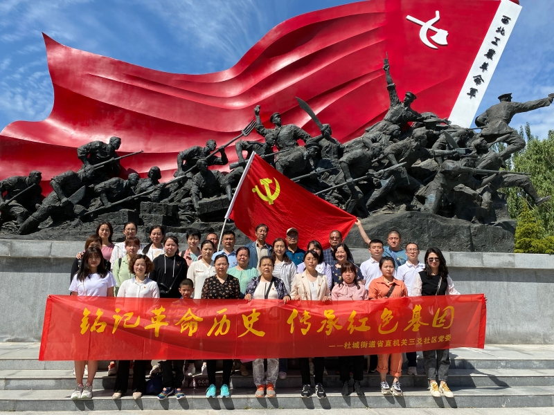 雁塔区杜城街道省直机关三爻社区*党**委书记张杜蓓：守护居民“小幸福”的社区“大管家”