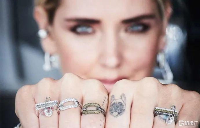 买不起衣服的人会说看不上,买不起衣服偏要买布料少的