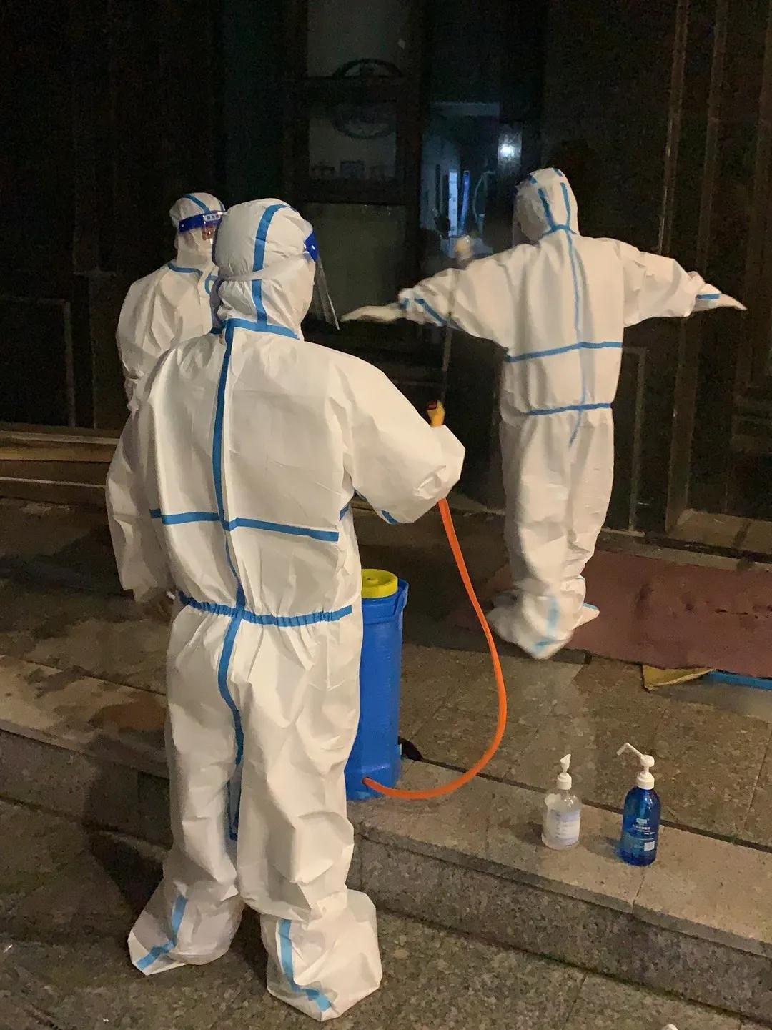 核酸检测医护人员深夜忙,医护人连夜给他们做核酸检测