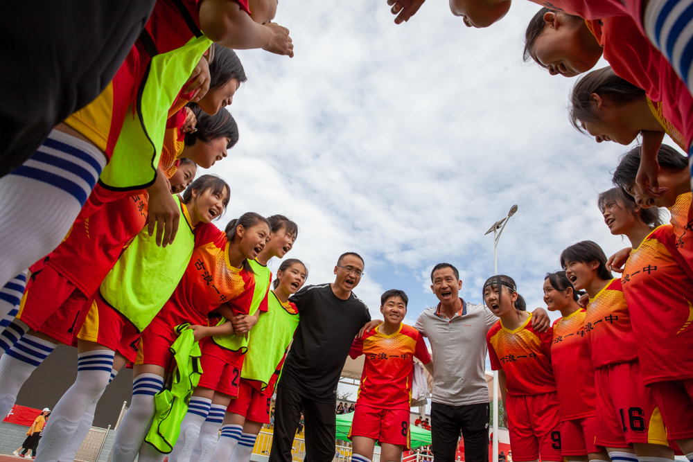足球赛场上的感动瞬间,足球赛场感动视频