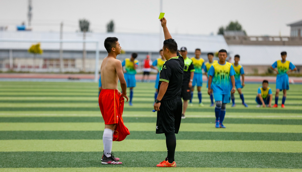 足球看台上的感人时刻,足球场上的感动瞬间文章